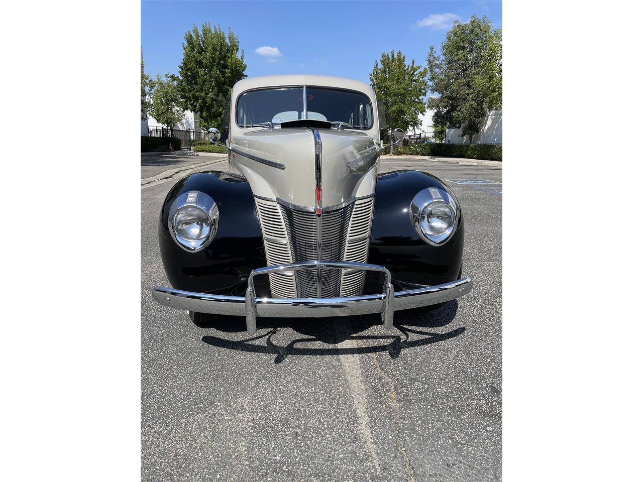 Ford-Deluxe-1940-Black-amp-Gray-Gray-Black-and-Red-14