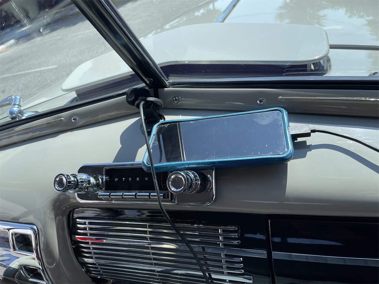 Ford-Deluxe-1940-Black-amp-Gray-Gray-Black-and-Red-17