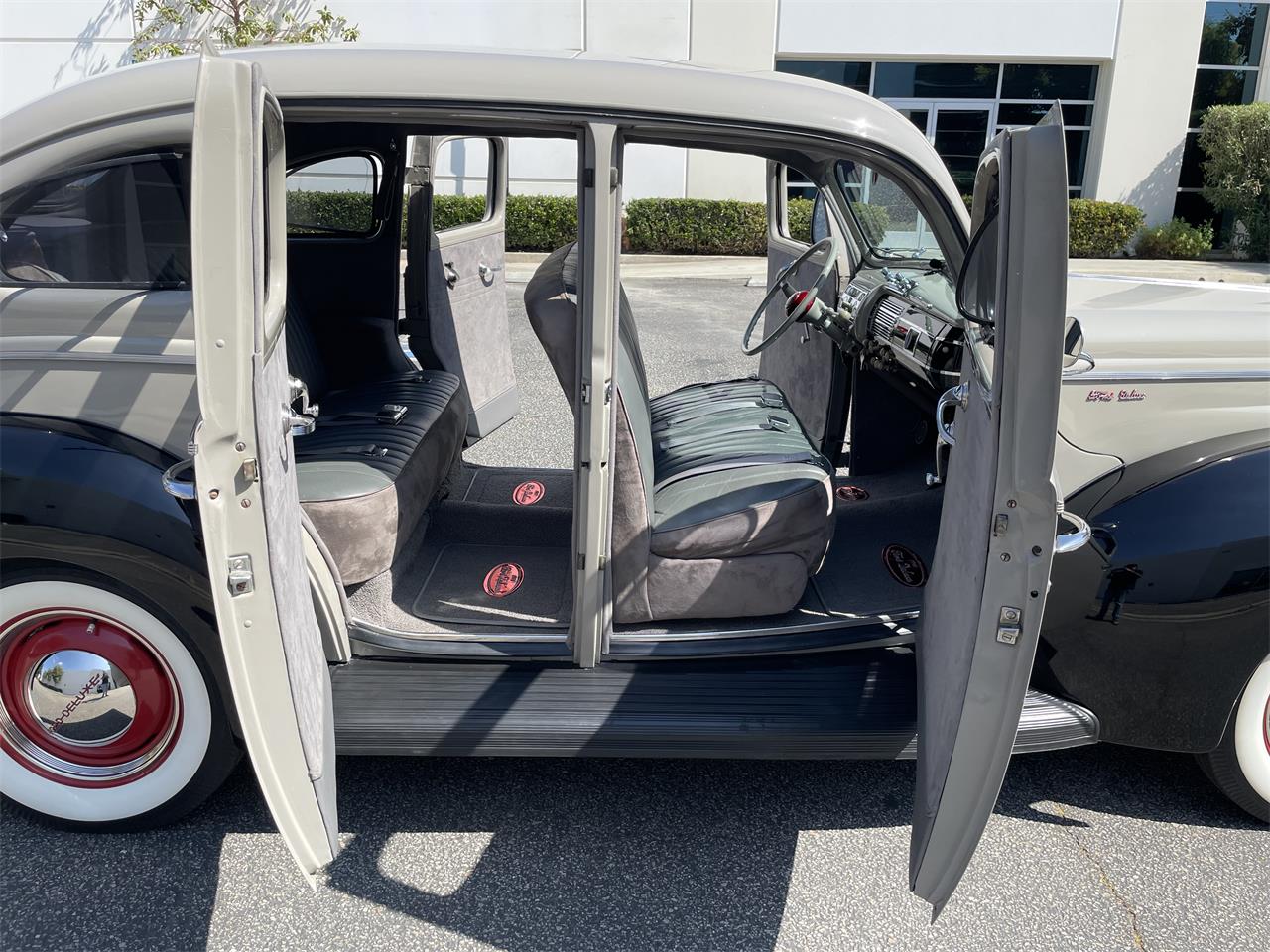 Ford-Deluxe-1940-Black-amp-Gray-Gray-Black-and-Red-2