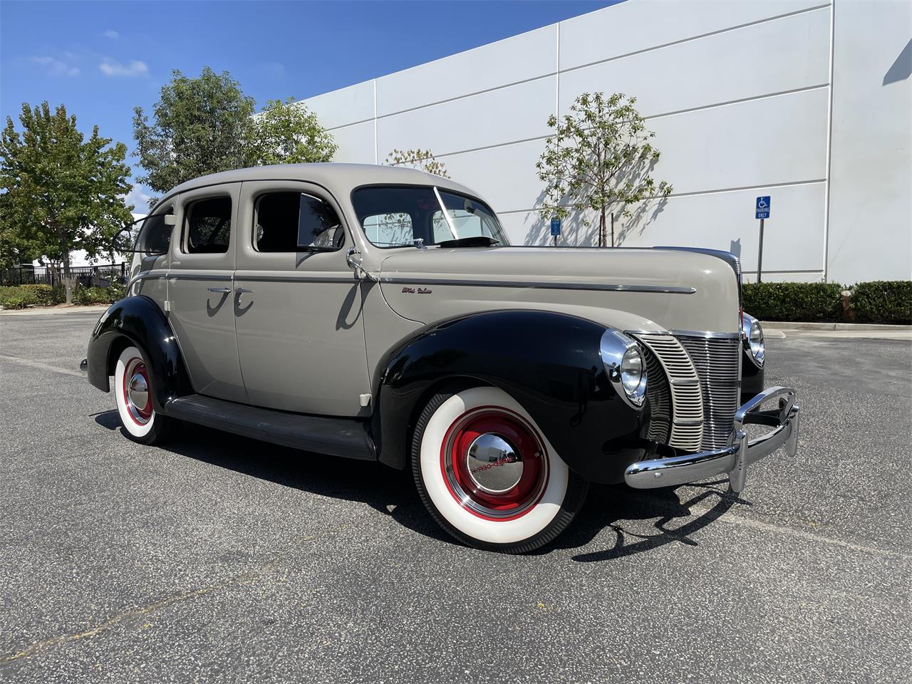 Ford-Deluxe-1940-Black-amp-Gray-Gray-Black-and-Red-22