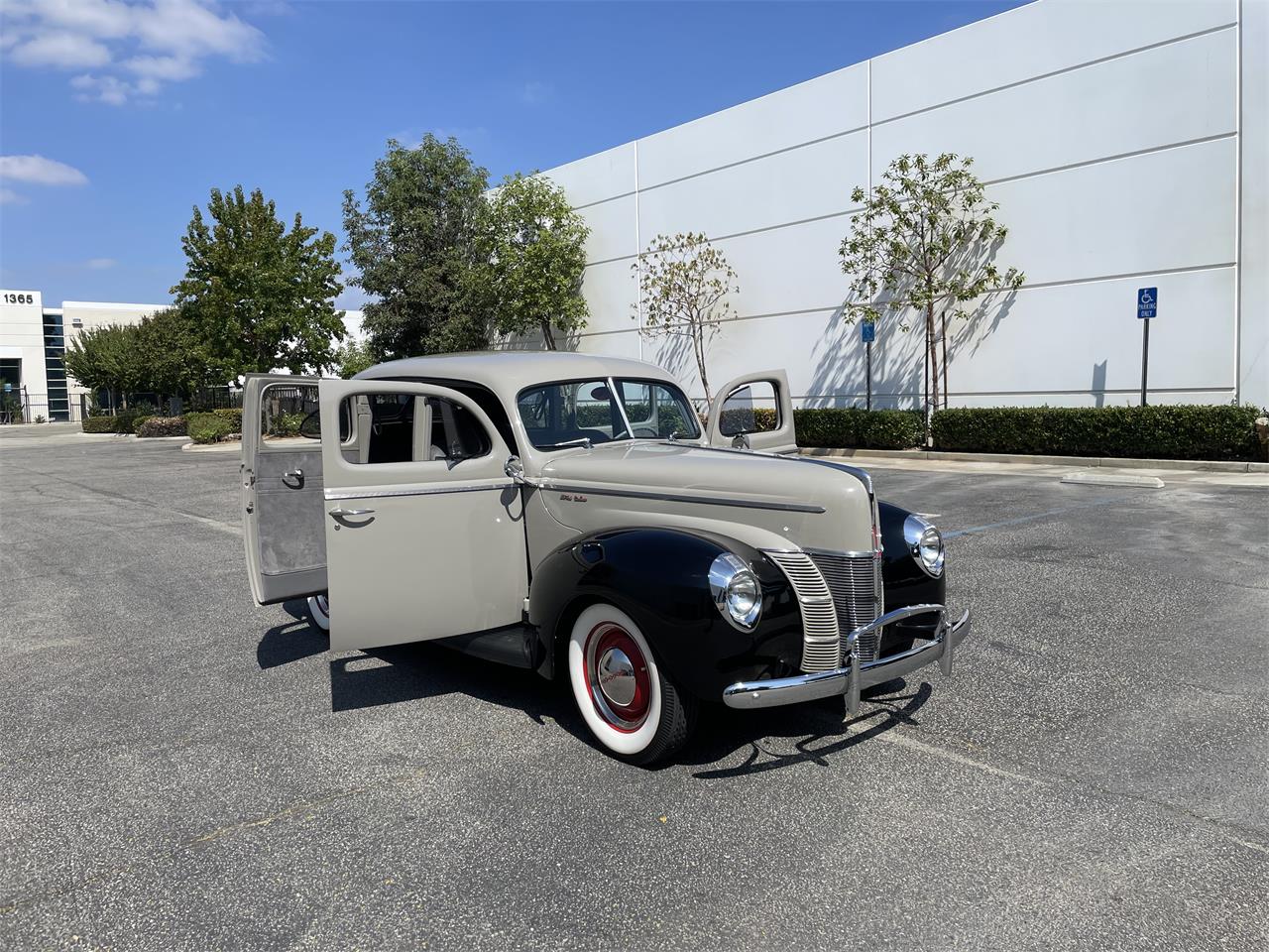Ford-Deluxe-1940-Black-amp-Gray-Gray-Black-and-Red-23