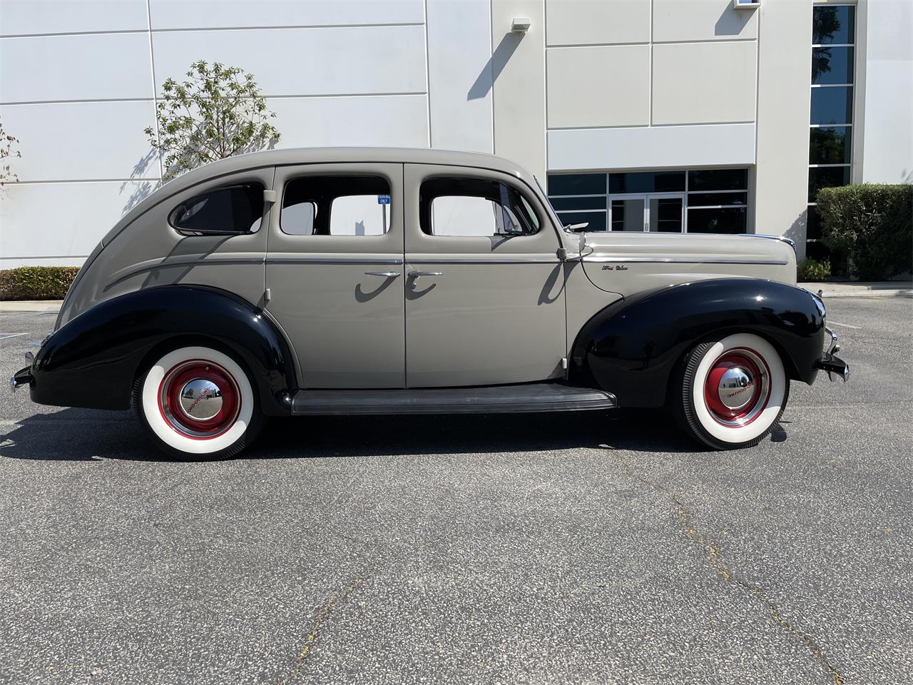 Ford-Deluxe-1940-Black-amp-Gray-Gray-Black-and-Red-24
