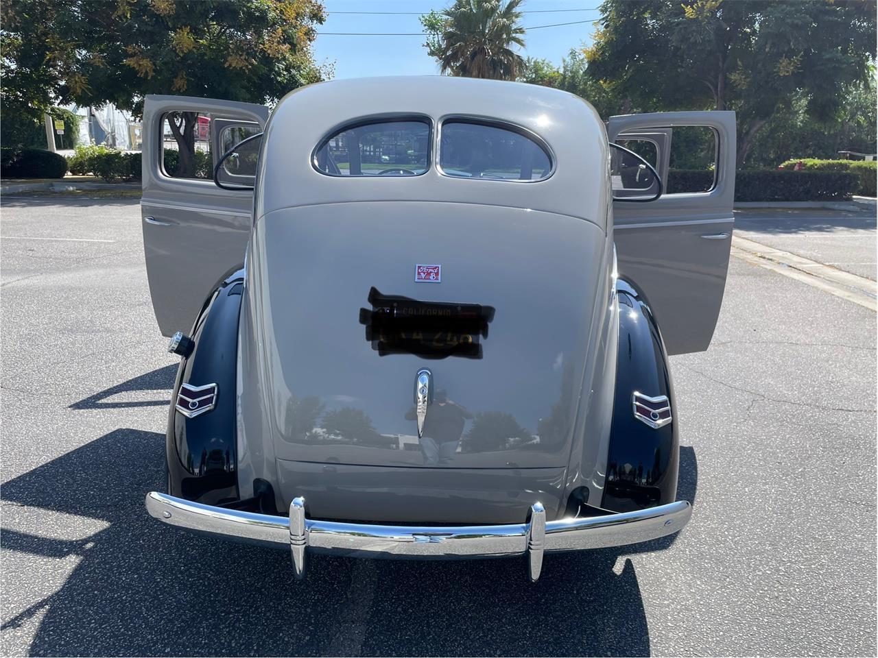 Ford-Deluxe-1940-Black-amp-Gray-Gray-Black-and-Red-27