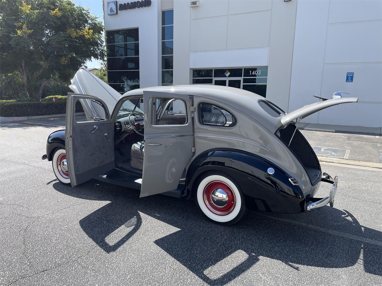 Ford-Deluxe-1940-Black-amp-Gray-Gray-Black-and-Red-28