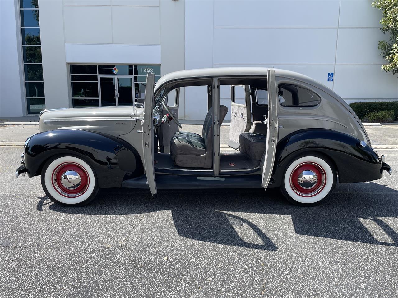 Ford-Deluxe-1940-Black-amp-Gray-Gray-Black-and-Red-29