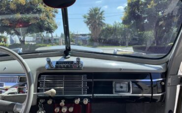 Ford-Deluxe-1940-Black-amp-Gray-Gray-Black-and-Red-3