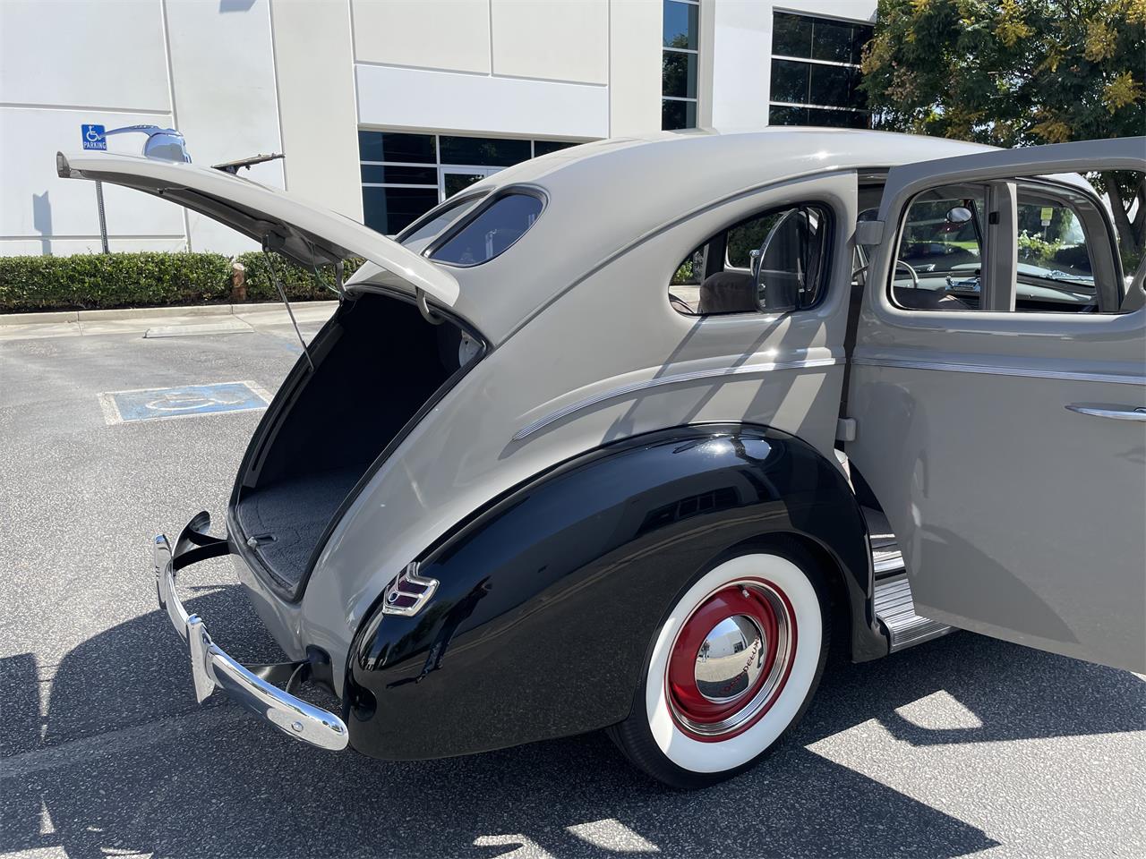 Ford-Deluxe-1940-Black-amp-Gray-Gray-Black-and-Red-30