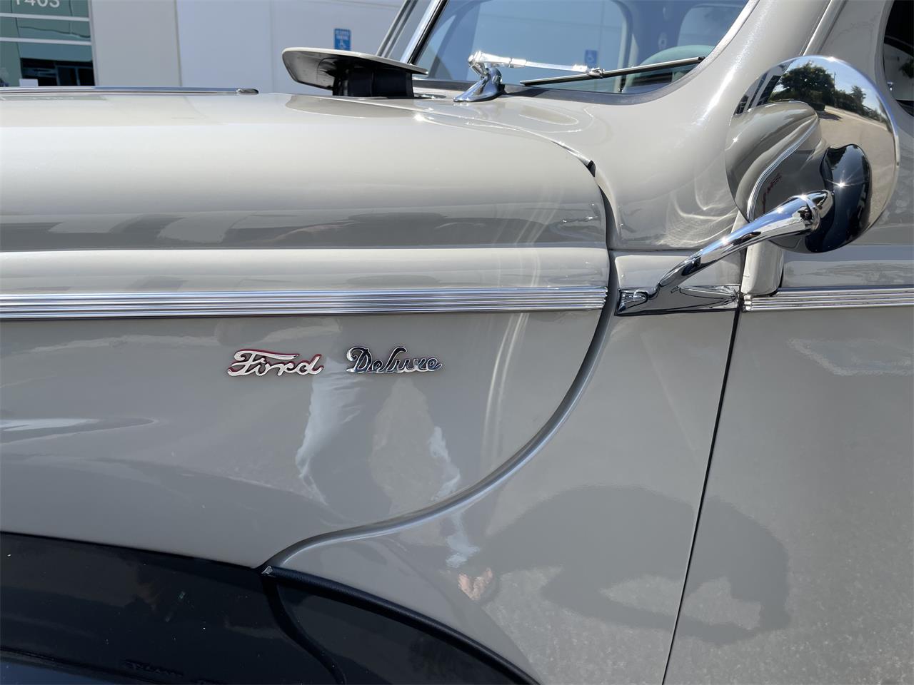 Ford-Deluxe-1940-Black-amp-Gray-Gray-Black-and-Red-31