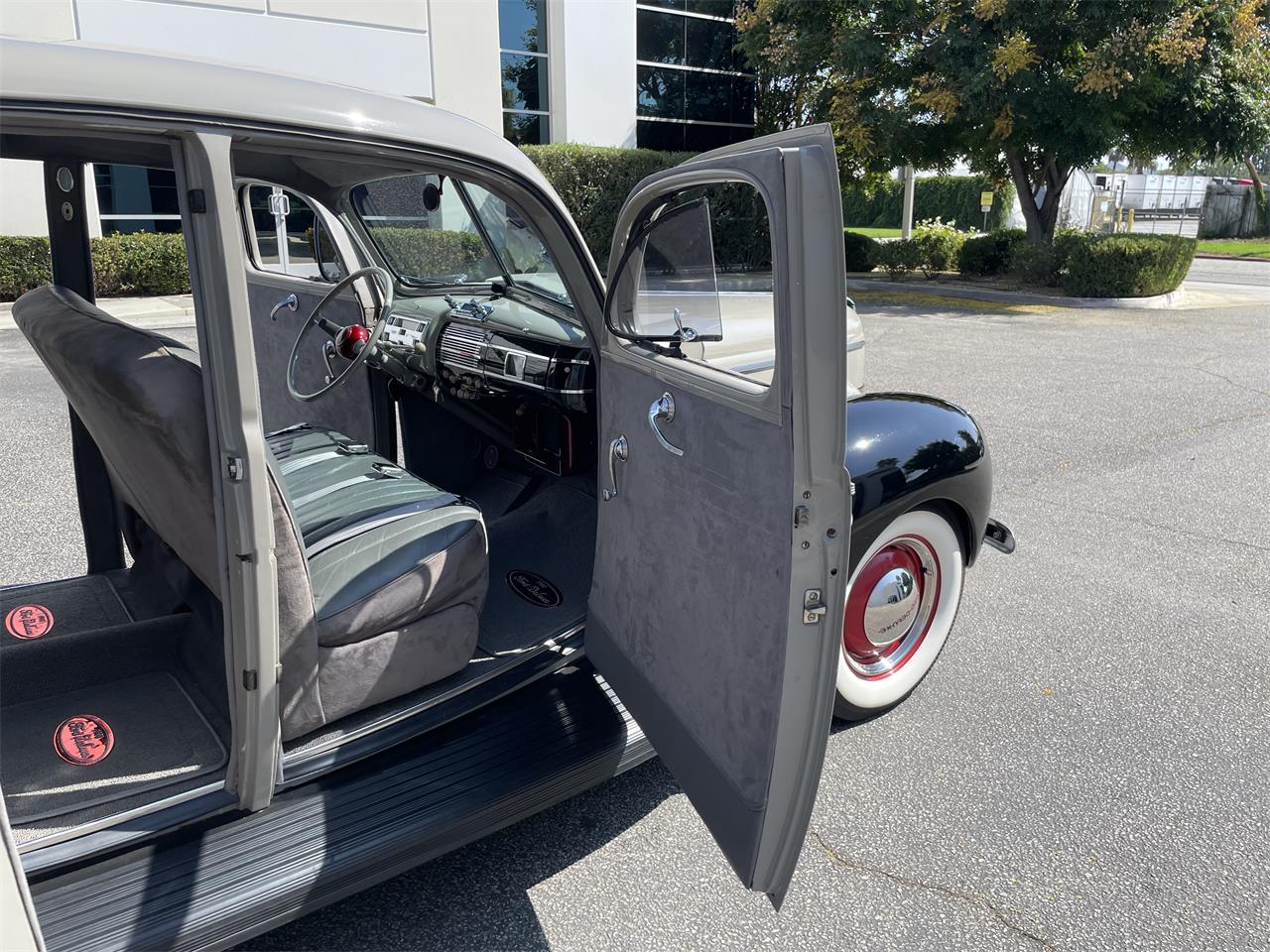 Ford-Deluxe-1940-Black-amp-Gray-Gray-Black-and-Red-34