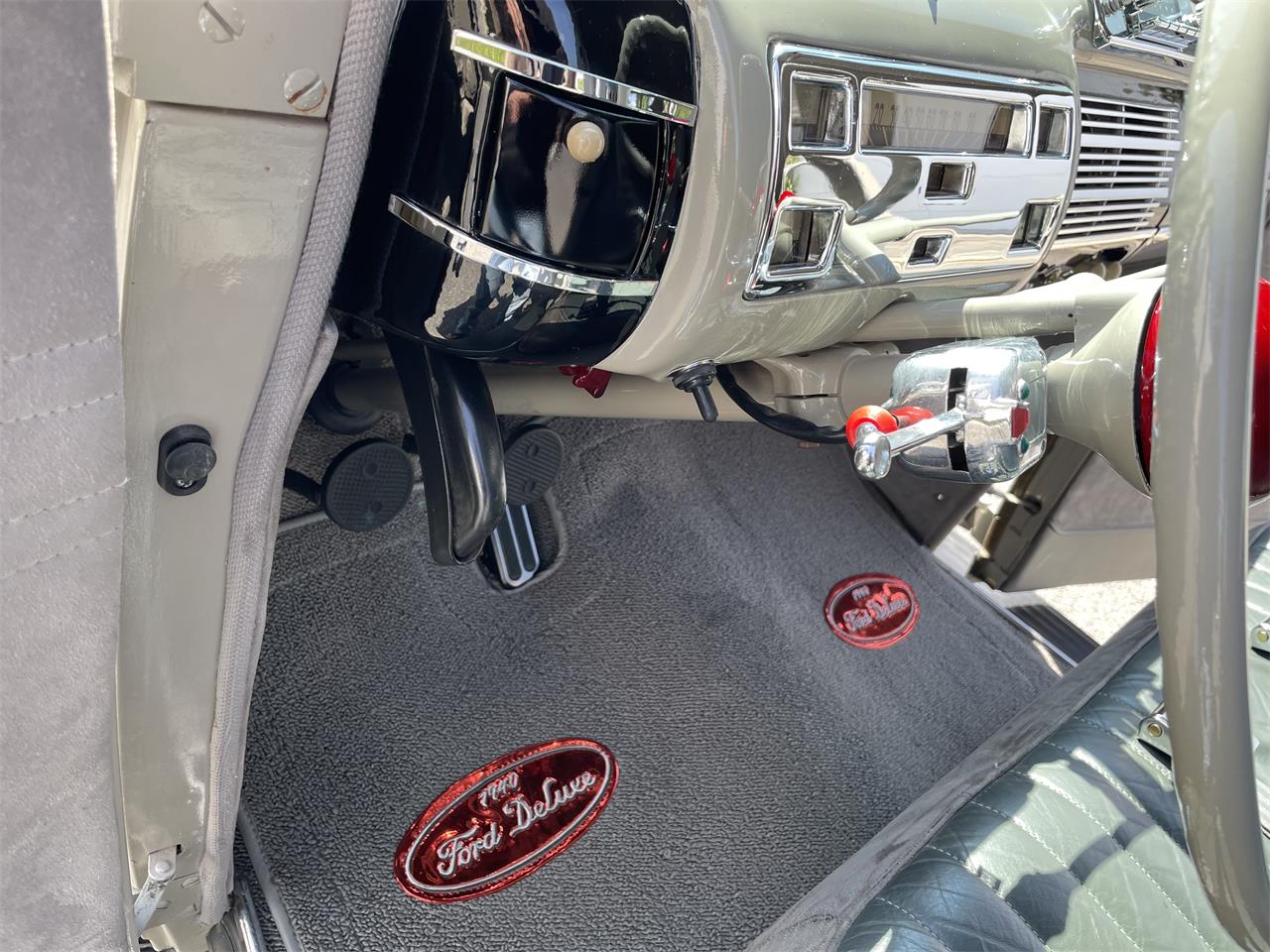 Ford-Deluxe-1940-Black-amp-Gray-Gray-Black-and-Red-36