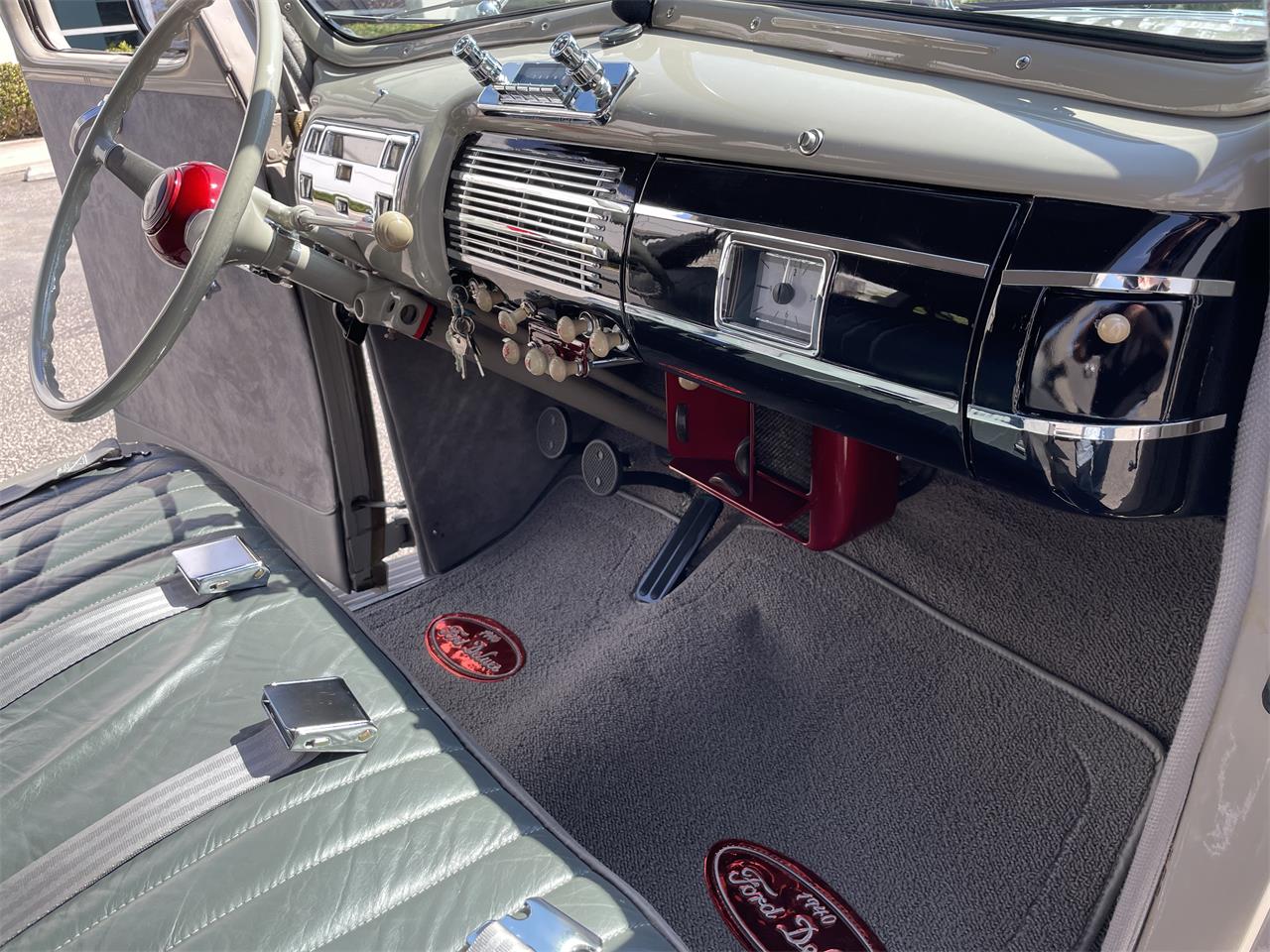 Ford-Deluxe-1940-Black-amp-Gray-Gray-Black-and-Red-37