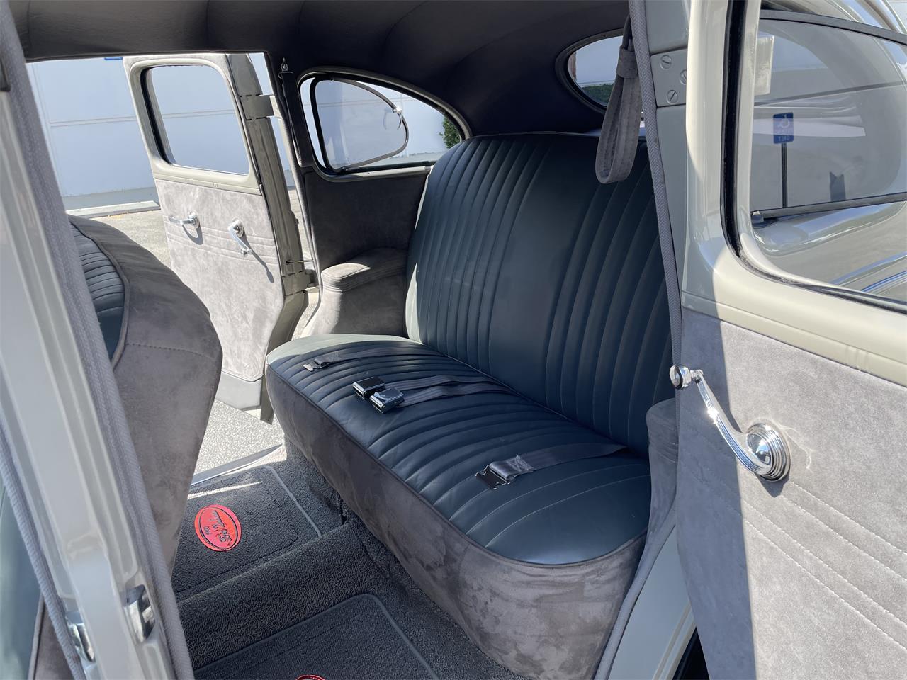 Ford-Deluxe-1940-Black-amp-Gray-Gray-Black-and-Red-38