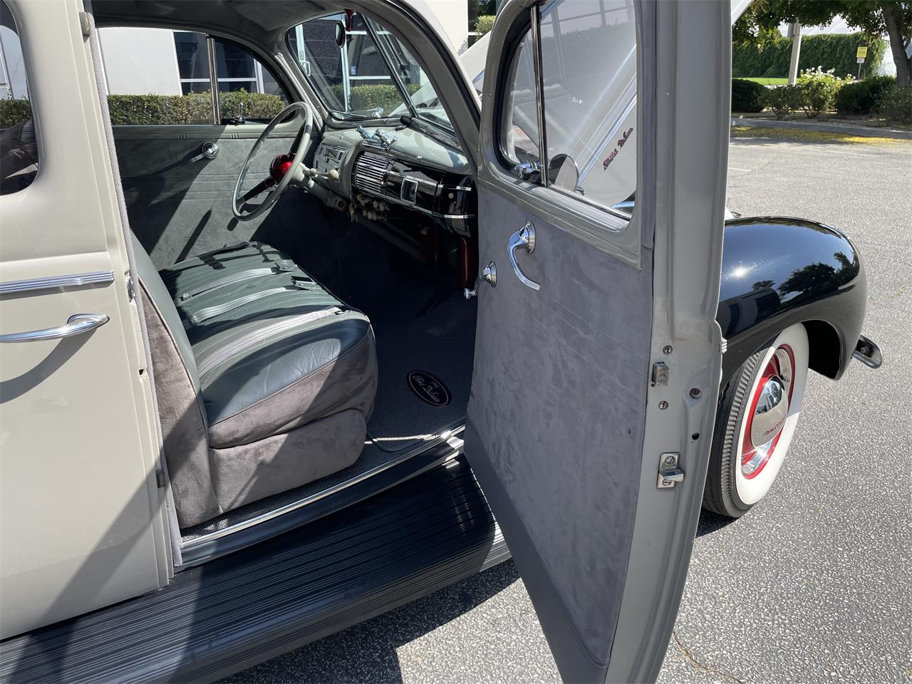 Ford-Deluxe-1940-Black-amp-Gray-Gray-Black-and-Red-39