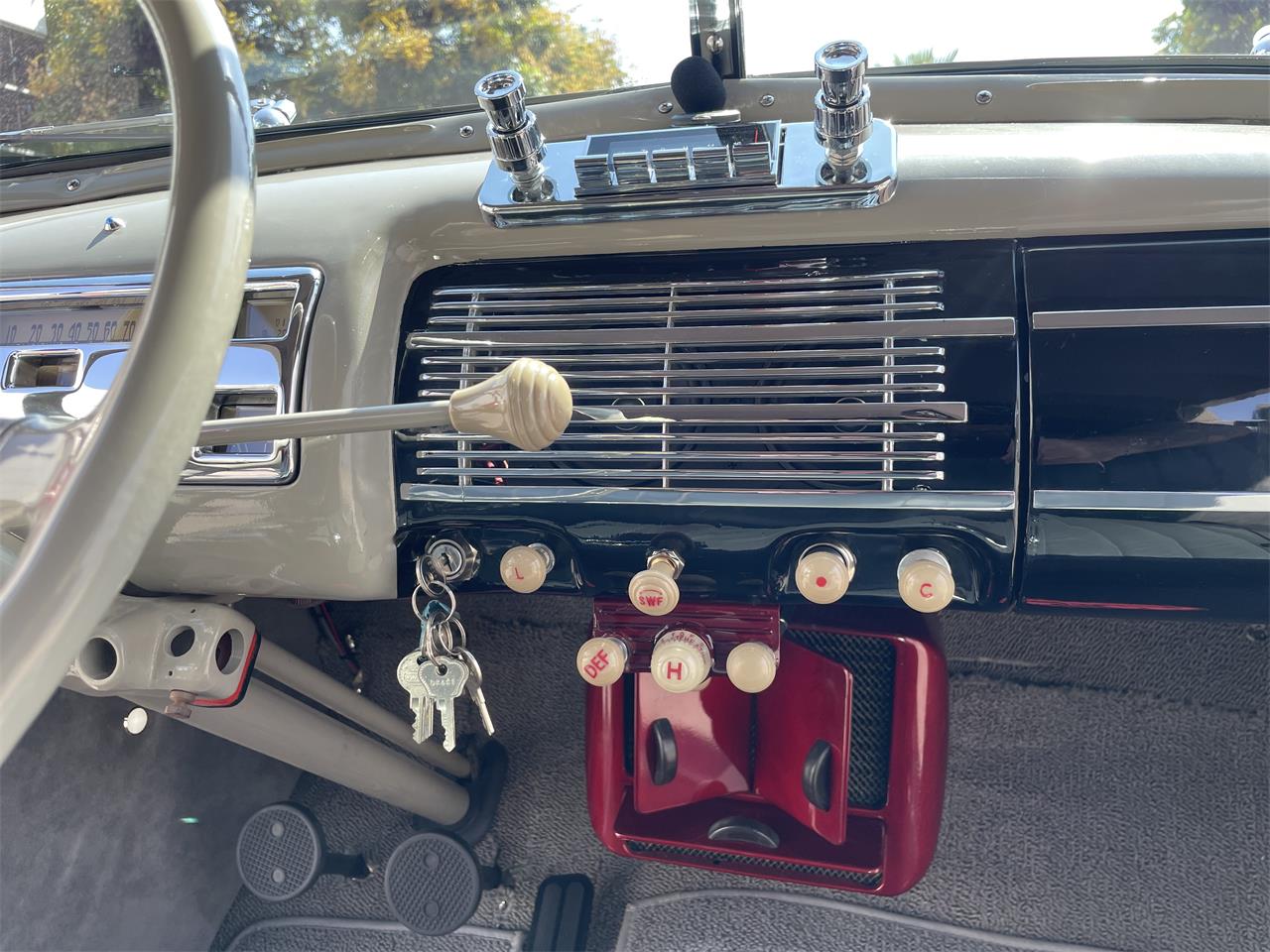 Ford-Deluxe-1940-Black-amp-Gray-Gray-Black-and-Red-47