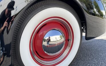 Ford-Deluxe-1940-Black-amp-Gray-Gray-Black-and-Red-56