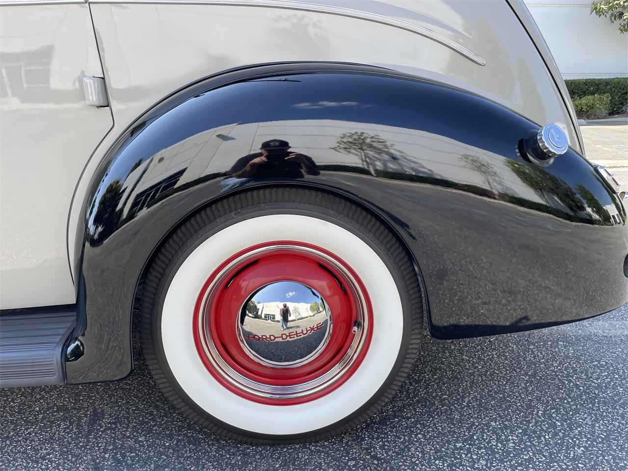 Ford-Deluxe-1940-Black-amp-Gray-Gray-Black-and-Red-58