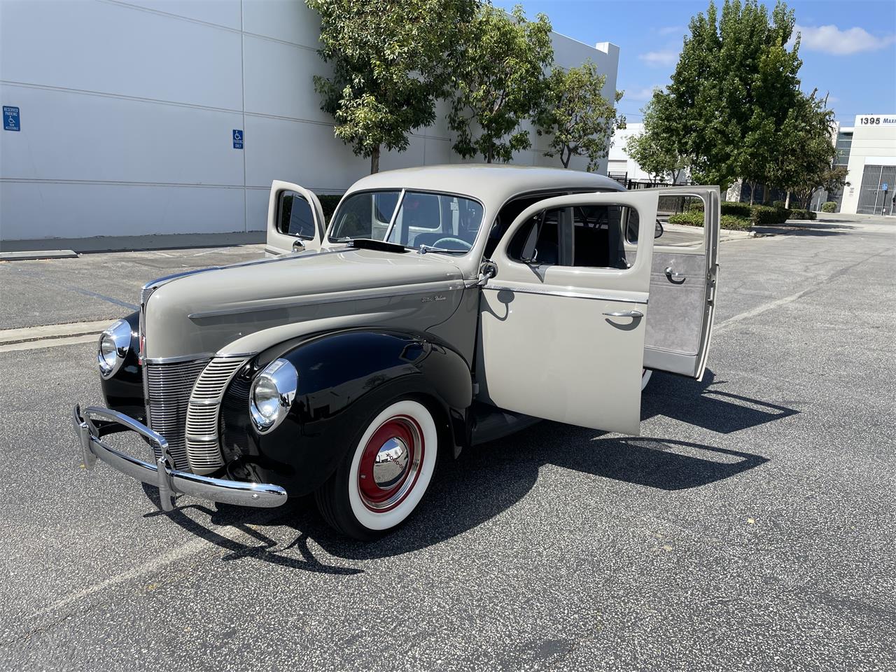 Ford-Deluxe-1940-Black-amp-Gray-Gray-Black-and-Red-62