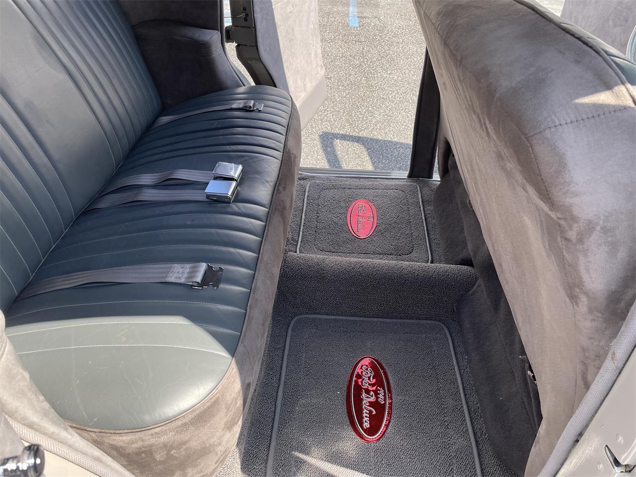 Ford-Deluxe-1940-Black-amp-Gray-Gray-Black-and-Red-64