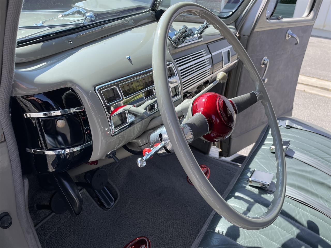 Ford-Deluxe-1940-Black-amp-Gray-Gray-Black-and-Red-65