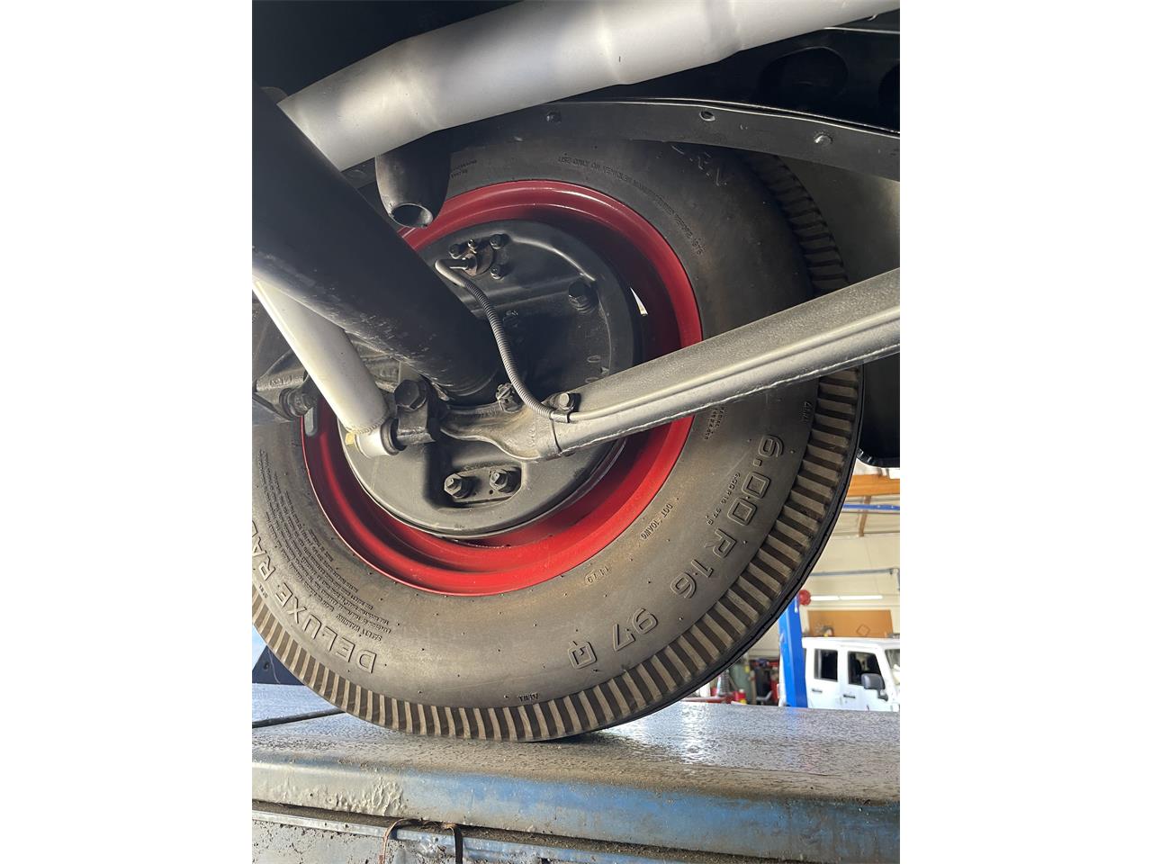 Ford-Deluxe-1940-Black-amp-Gray-Gray-Black-and-Red-8