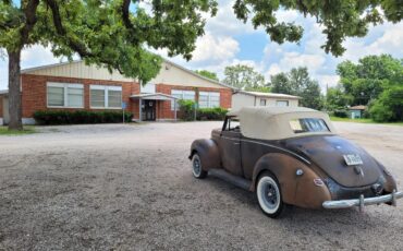 Ford-Deluxe-1940-Rusty-Black-Turquoise-1
