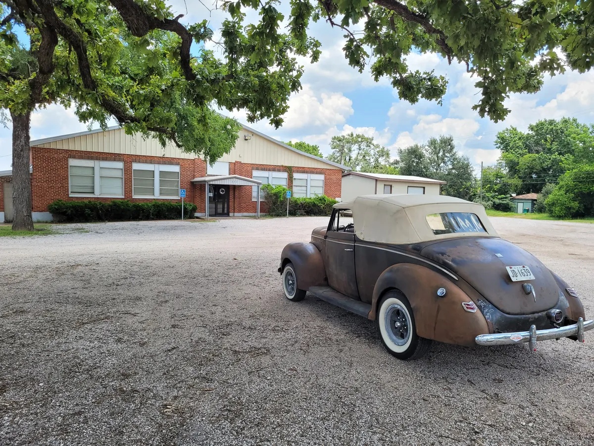 Ford-Deluxe-1940-Rusty-Black-Turquoise-1