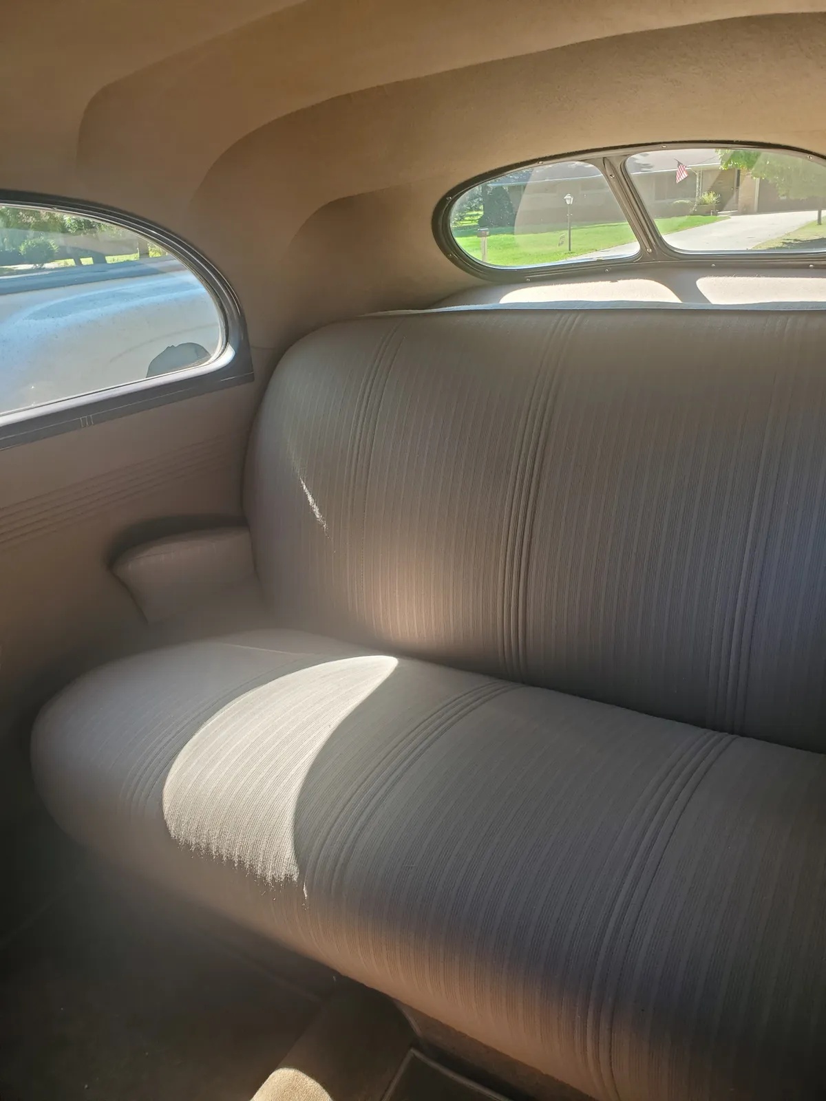 Ford-Deluxe-1940-Sahara-Tan-Brown-2