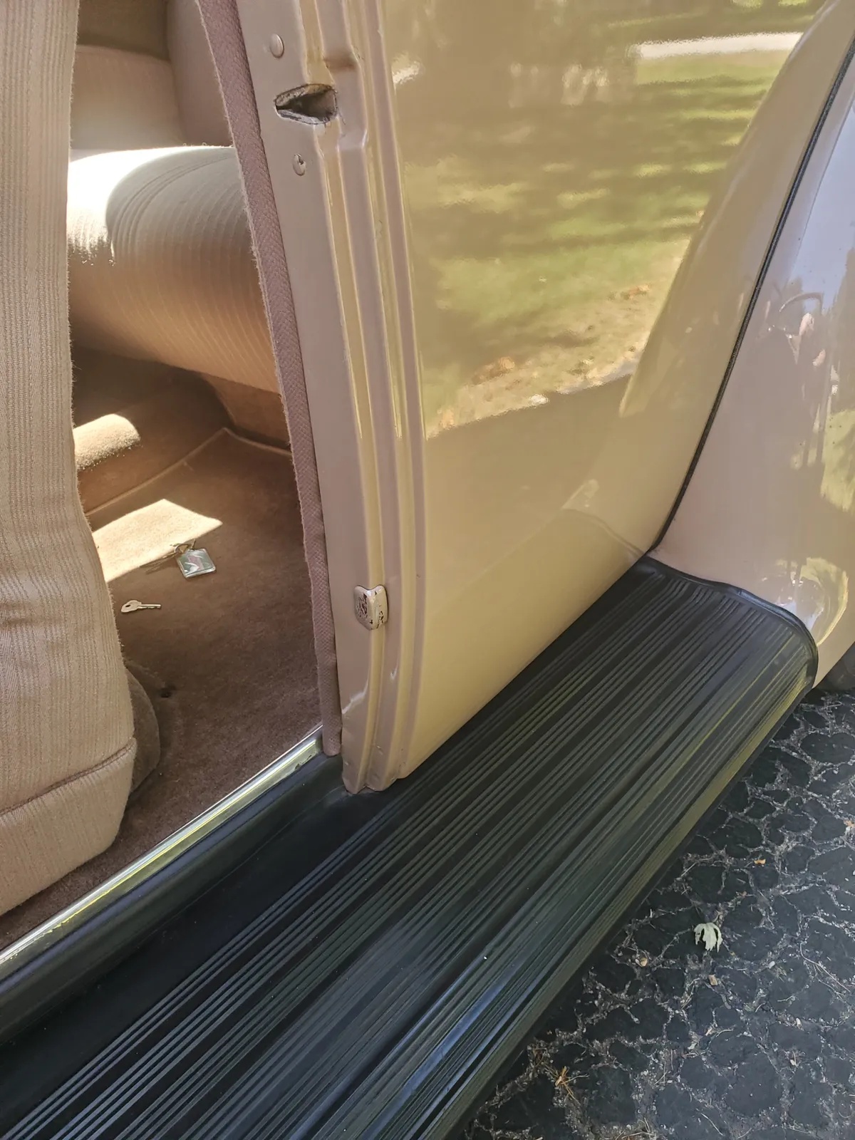 Ford-Deluxe-1940-Sahara-Tan-Brown-4