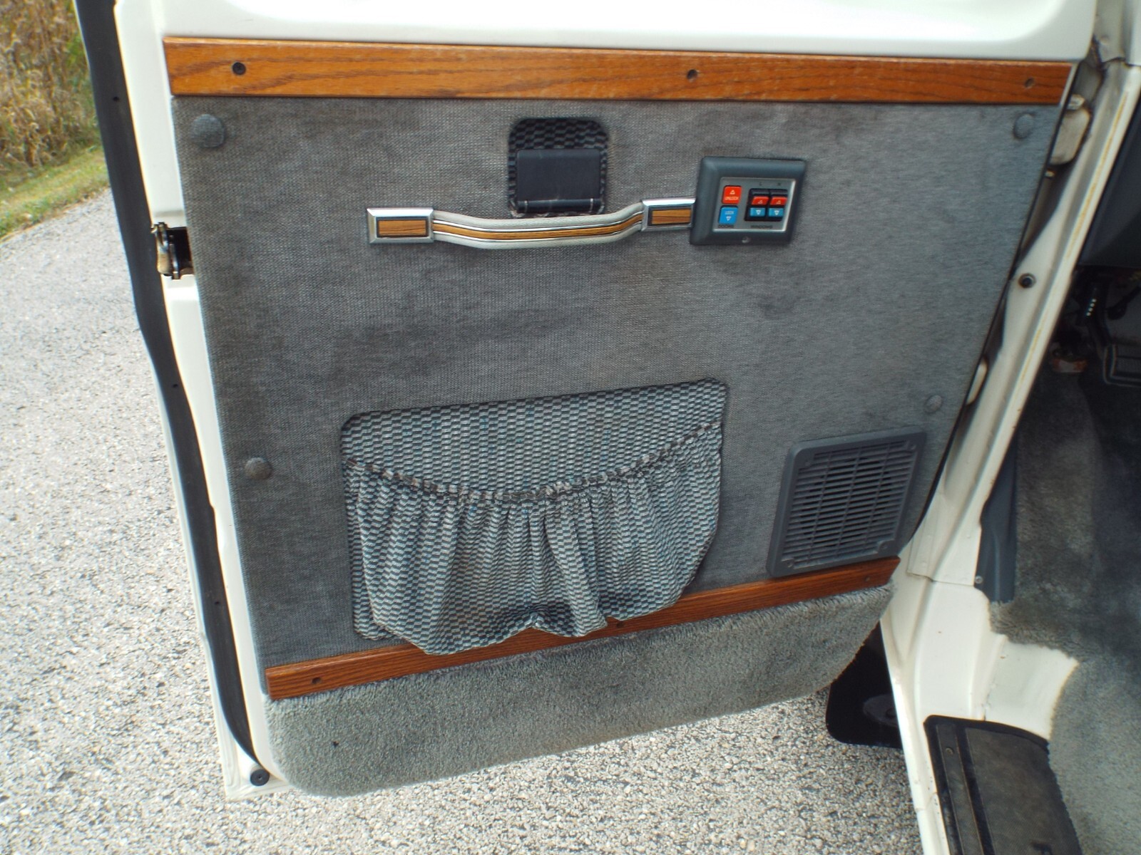 Ford-E-Series-Van-1990-Standard-Passenger-Van-10