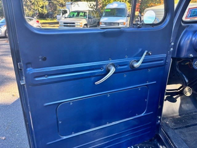 Ford-F-100-1952-Standard-Cab-Pickup-32