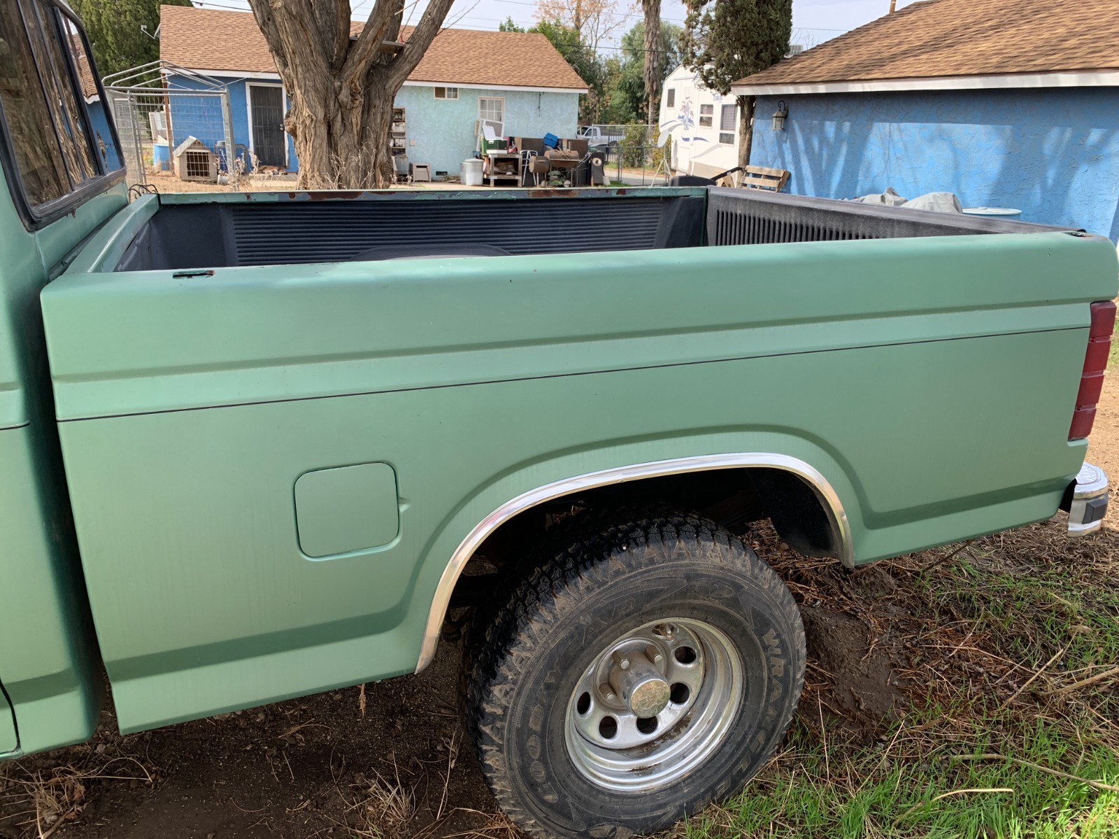 Ford-F-150-1986-Standard-Cab-Pickup-3