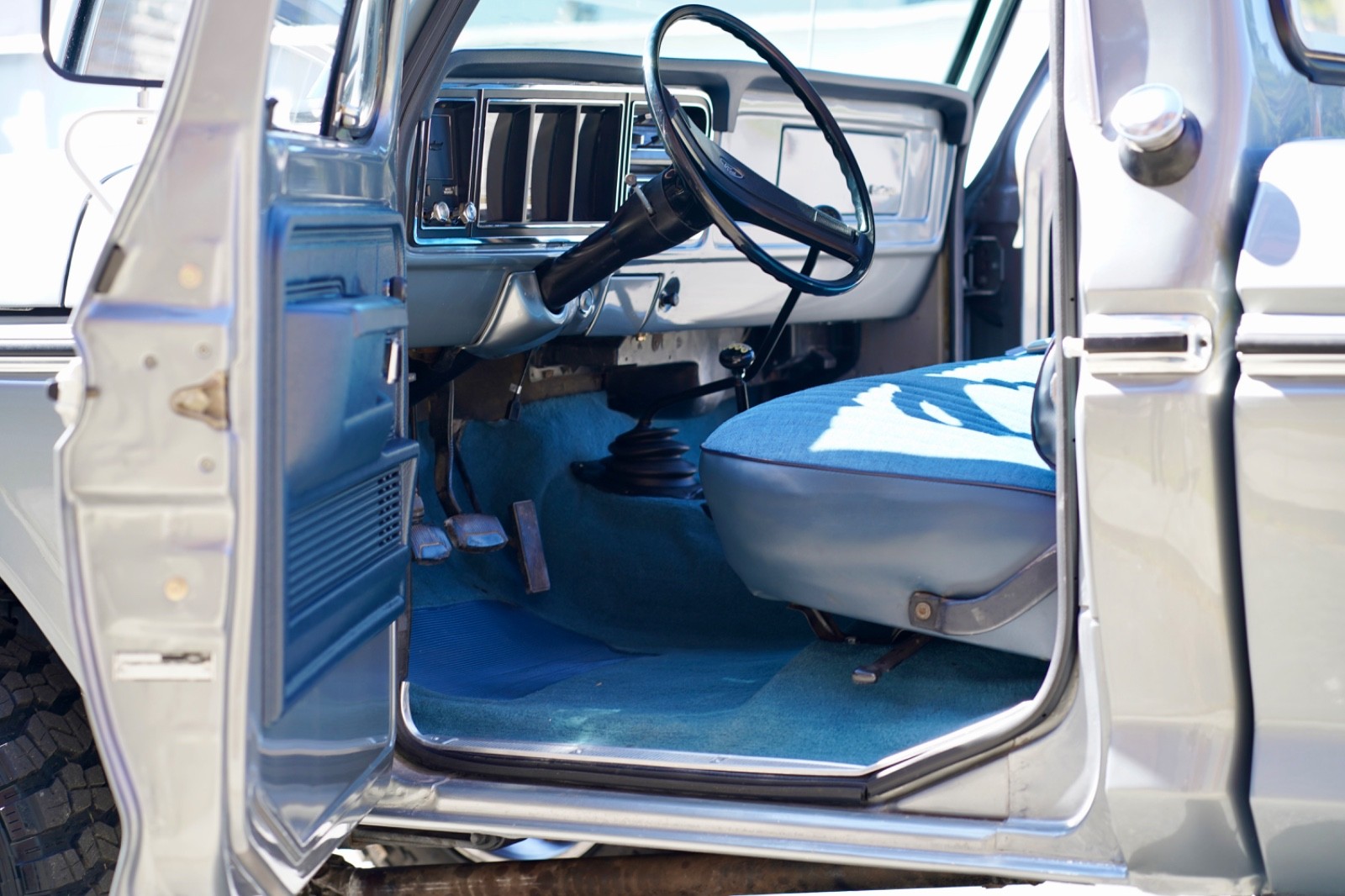 Ford-F-250-1977-18