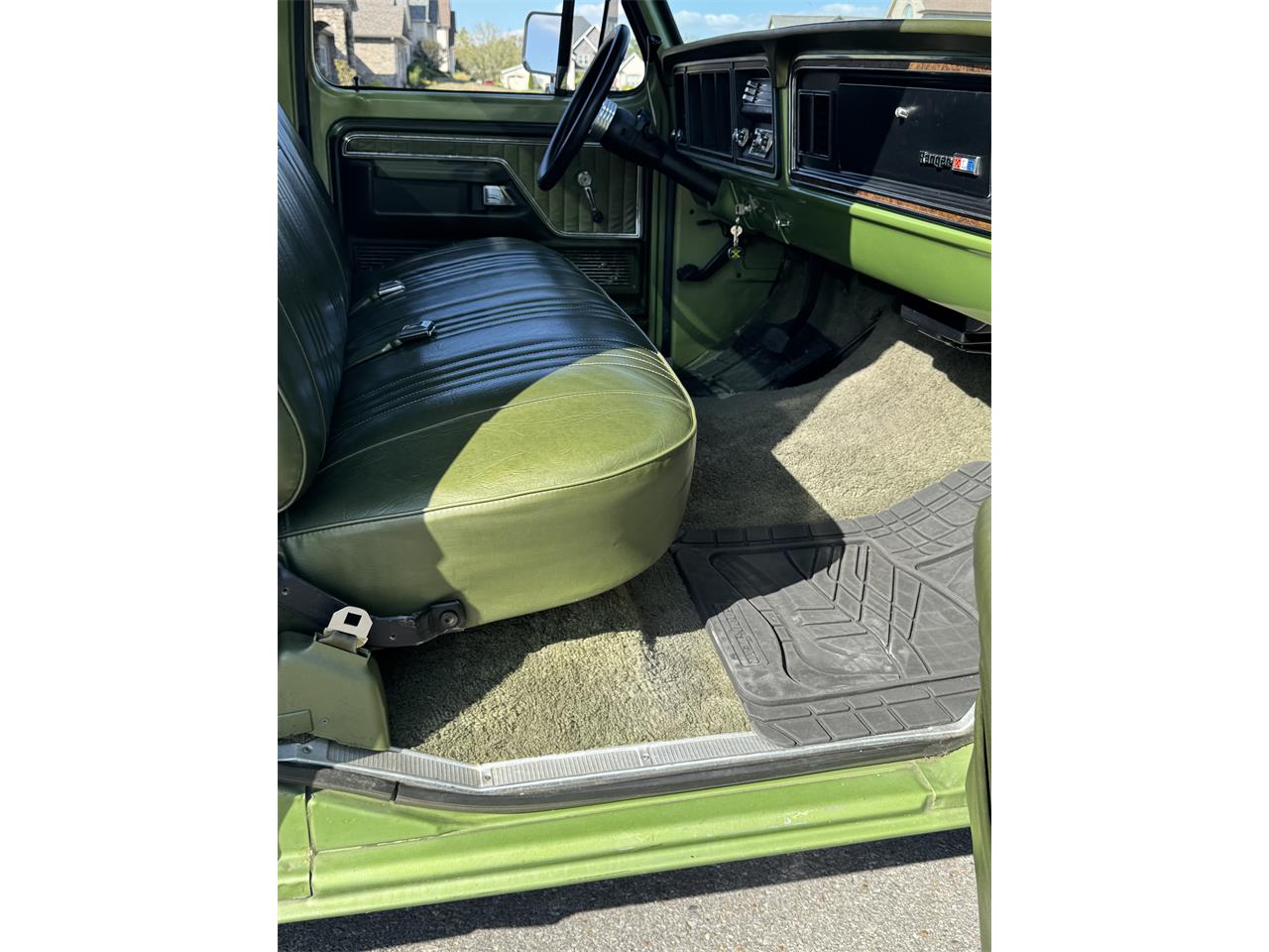 Ford-F100-1976-Medium-Glow-Green-Green-Vinyl-10