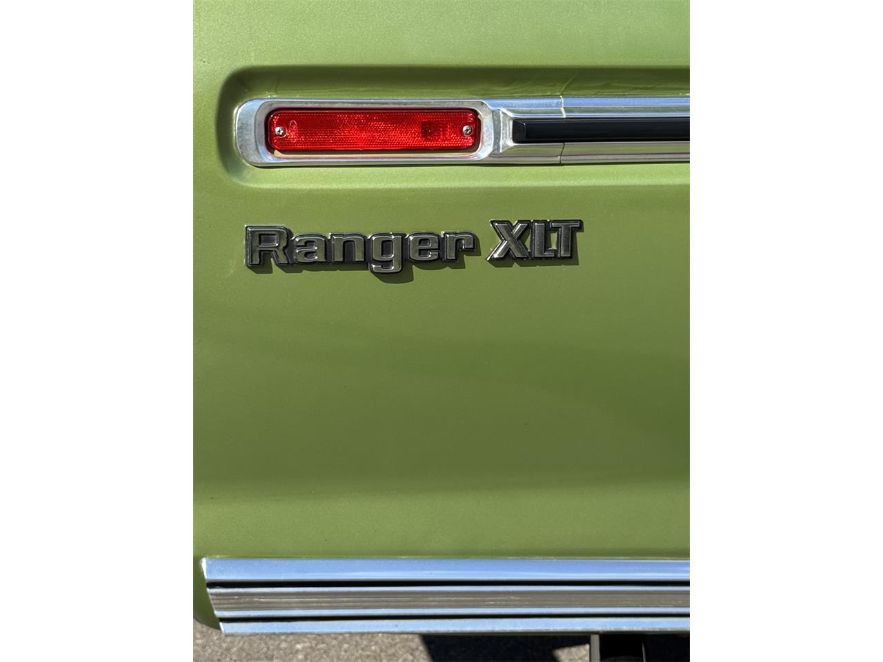 Ford-F100-1976-Medium-Glow-Green-Green-Vinyl-12