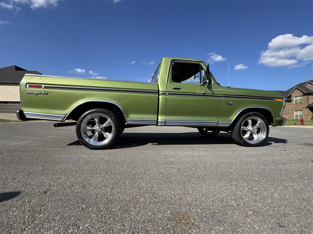 Ford-F100-1976-Medium-Glow-Green-Green-Vinyl-15