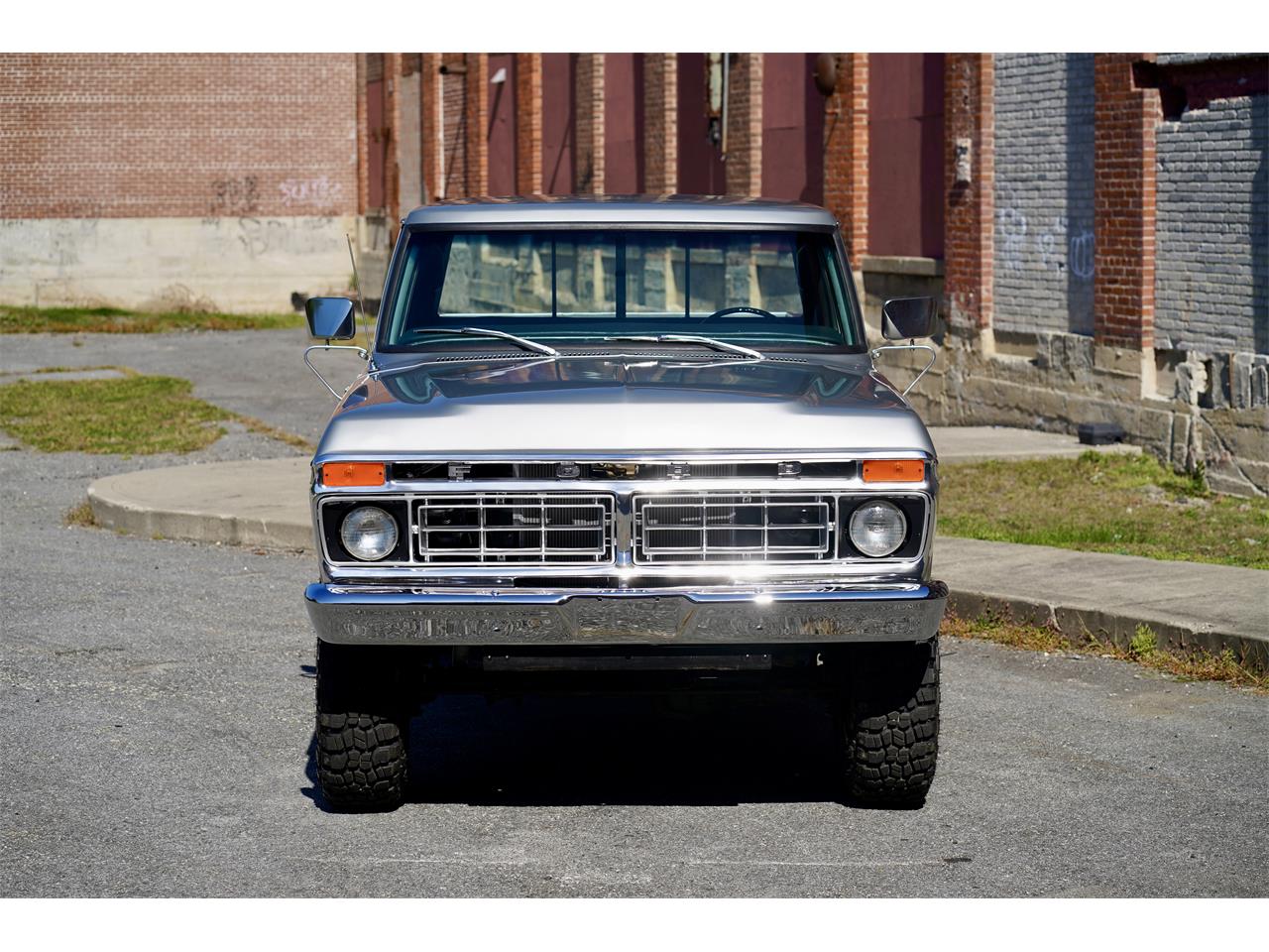 Ford-F250-1977-Silver-Metallic-Blue-Knit-Vinyl-1