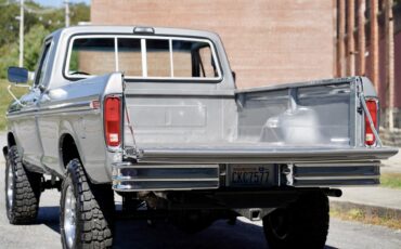Ford-F250-1977-Silver-Metallic-Blue-Knit-Vinyl-14