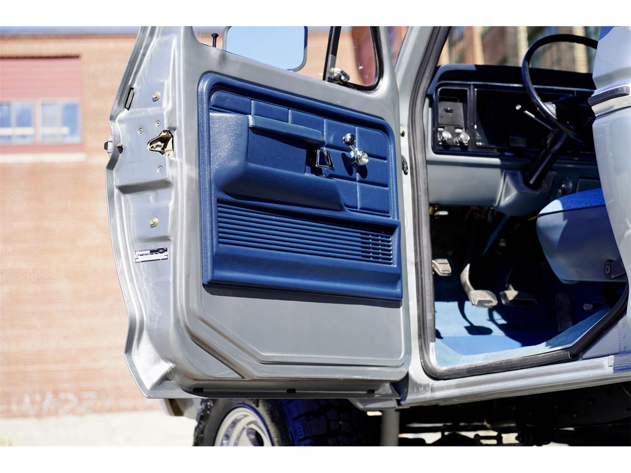 Ford-F250-1977-Silver-Metallic-Blue-Knit-Vinyl-17