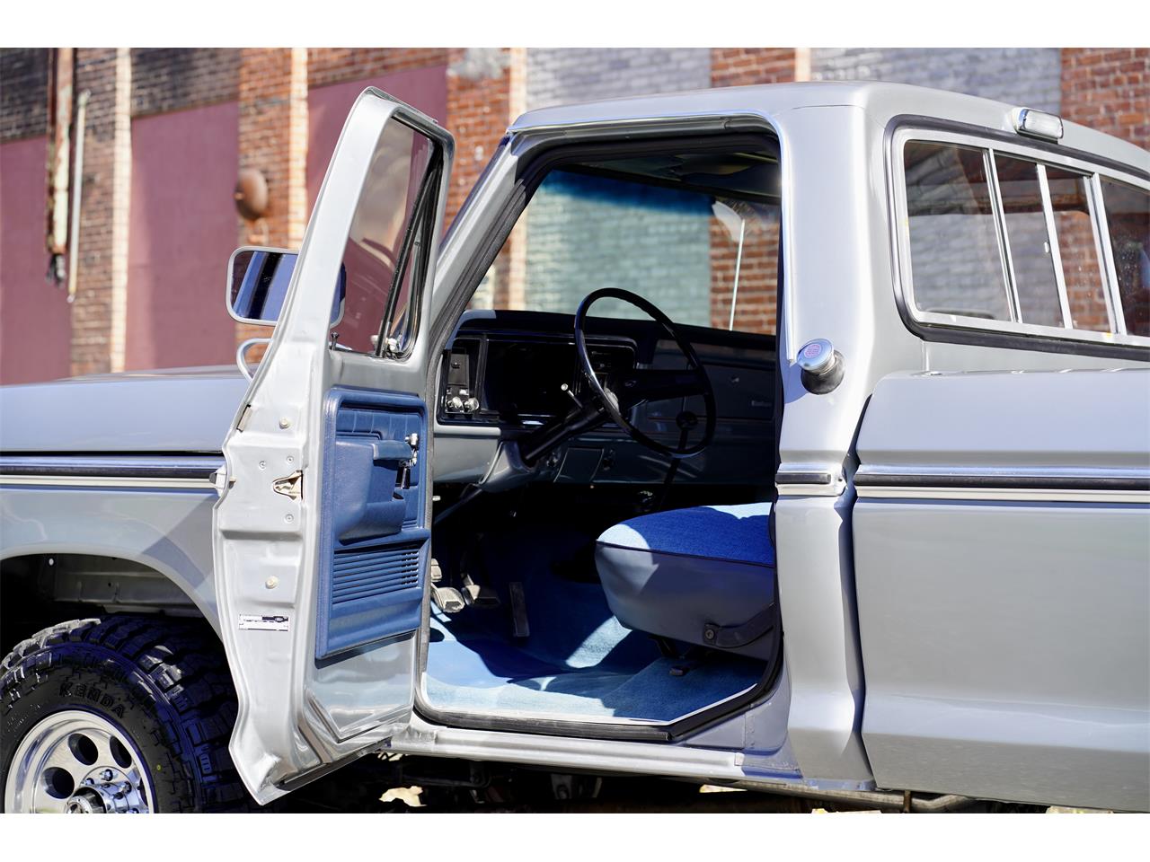 Ford-F250-1977-Silver-Metallic-Blue-Knit-Vinyl-18