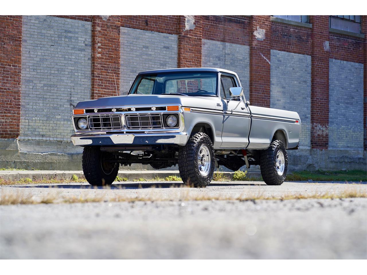 Ford-F250-1977-Silver-Metallic-Blue-Knit-Vinyl-2