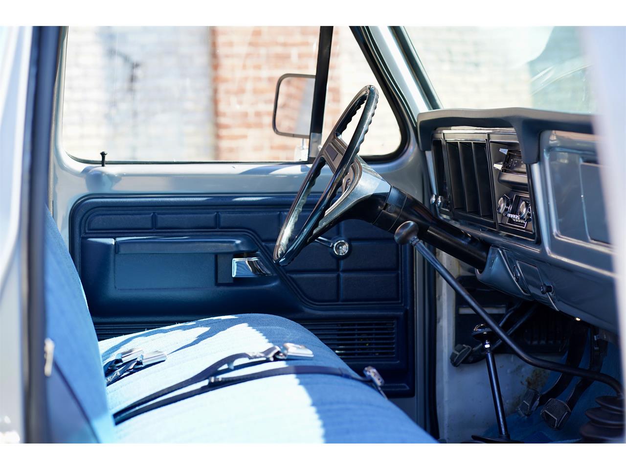 Ford-F250-1977-Silver-Metallic-Blue-Knit-Vinyl-21