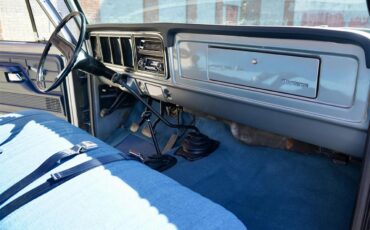 Ford-F250-1977-Silver-Metallic-Blue-Knit-Vinyl-24