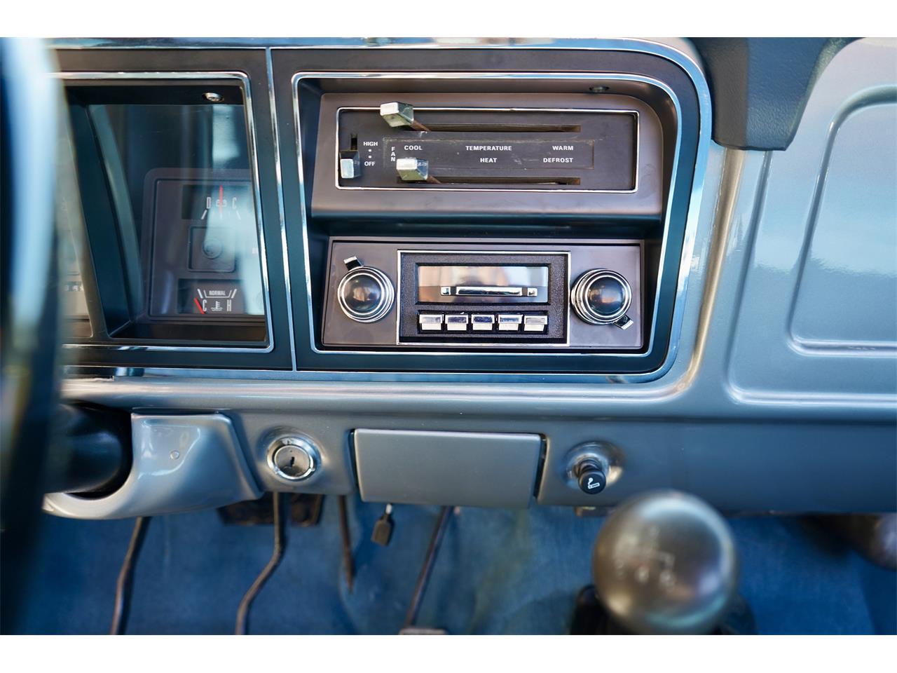 Ford-F250-1977-Silver-Metallic-Blue-Knit-Vinyl-26