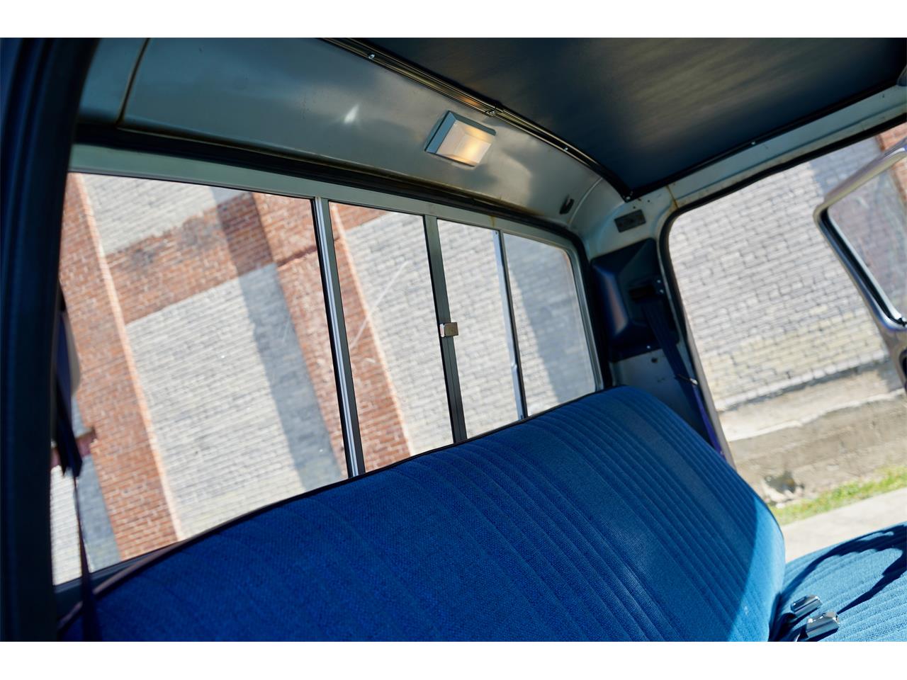 Ford-F250-1977-Silver-Metallic-Blue-Knit-Vinyl-27