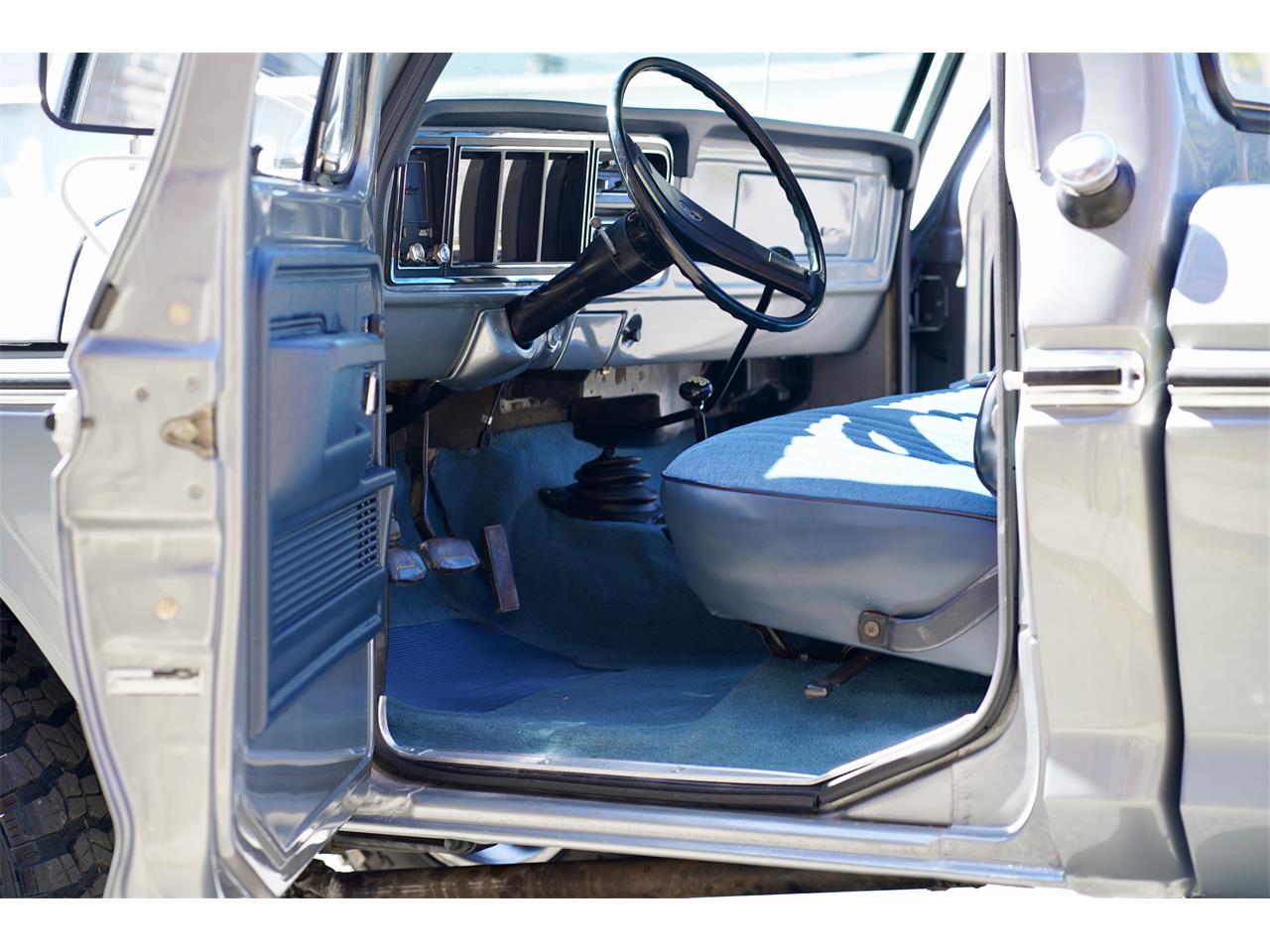 Ford-F250-1977-Silver-Metallic-Blue-Knit-Vinyl-30