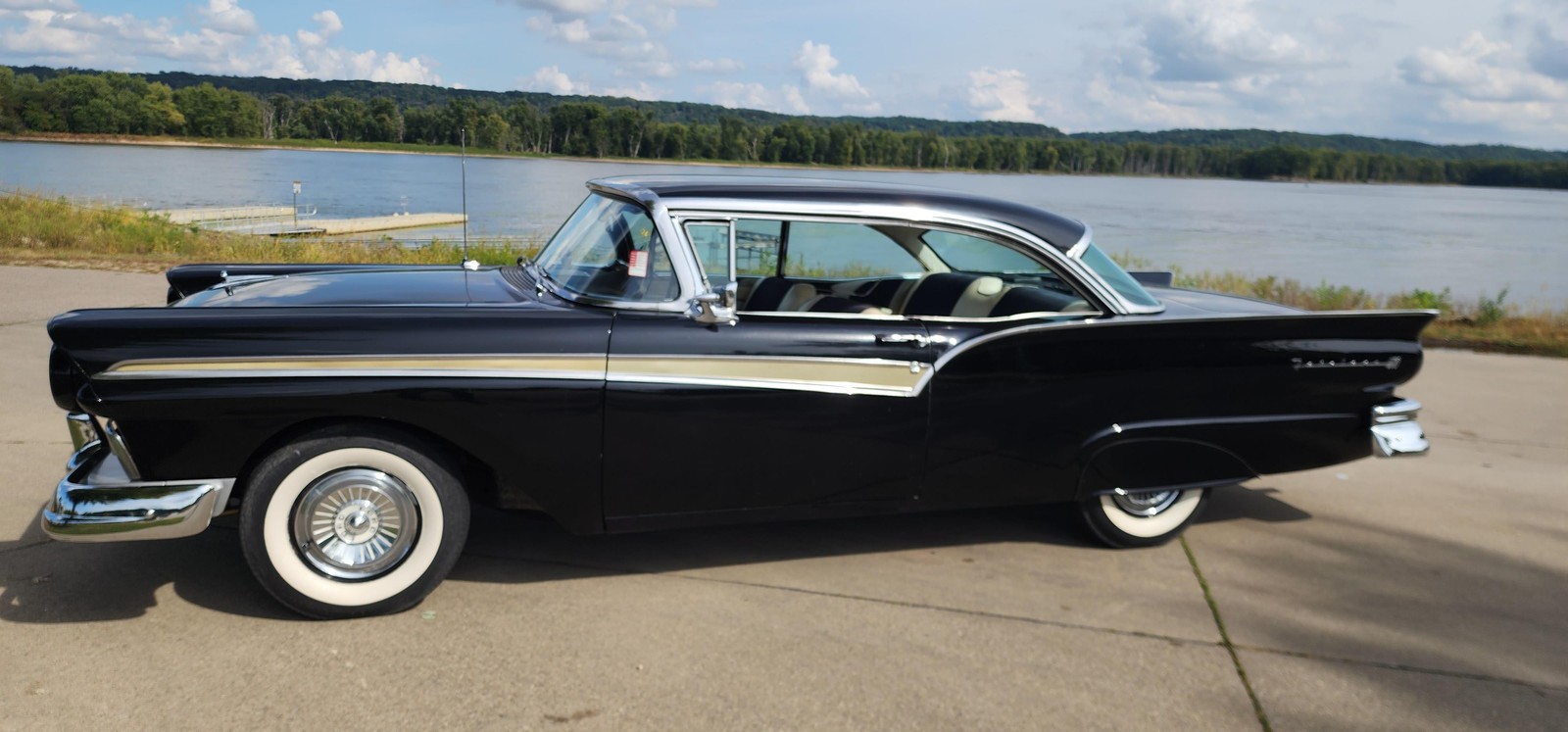 Ford-Fairlane-1957-1