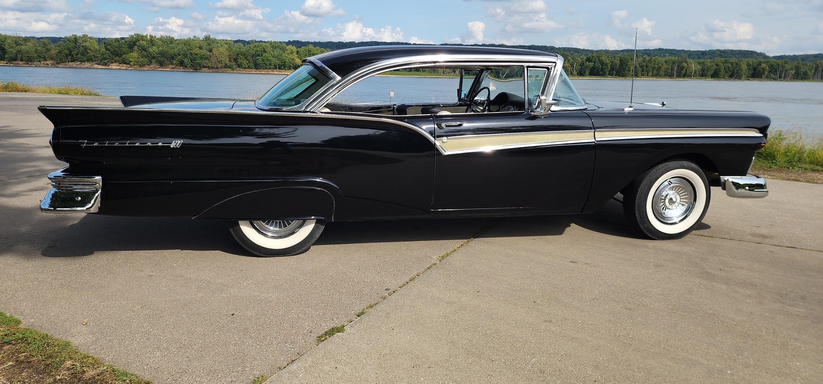 Ford-Fairlane-1957-11