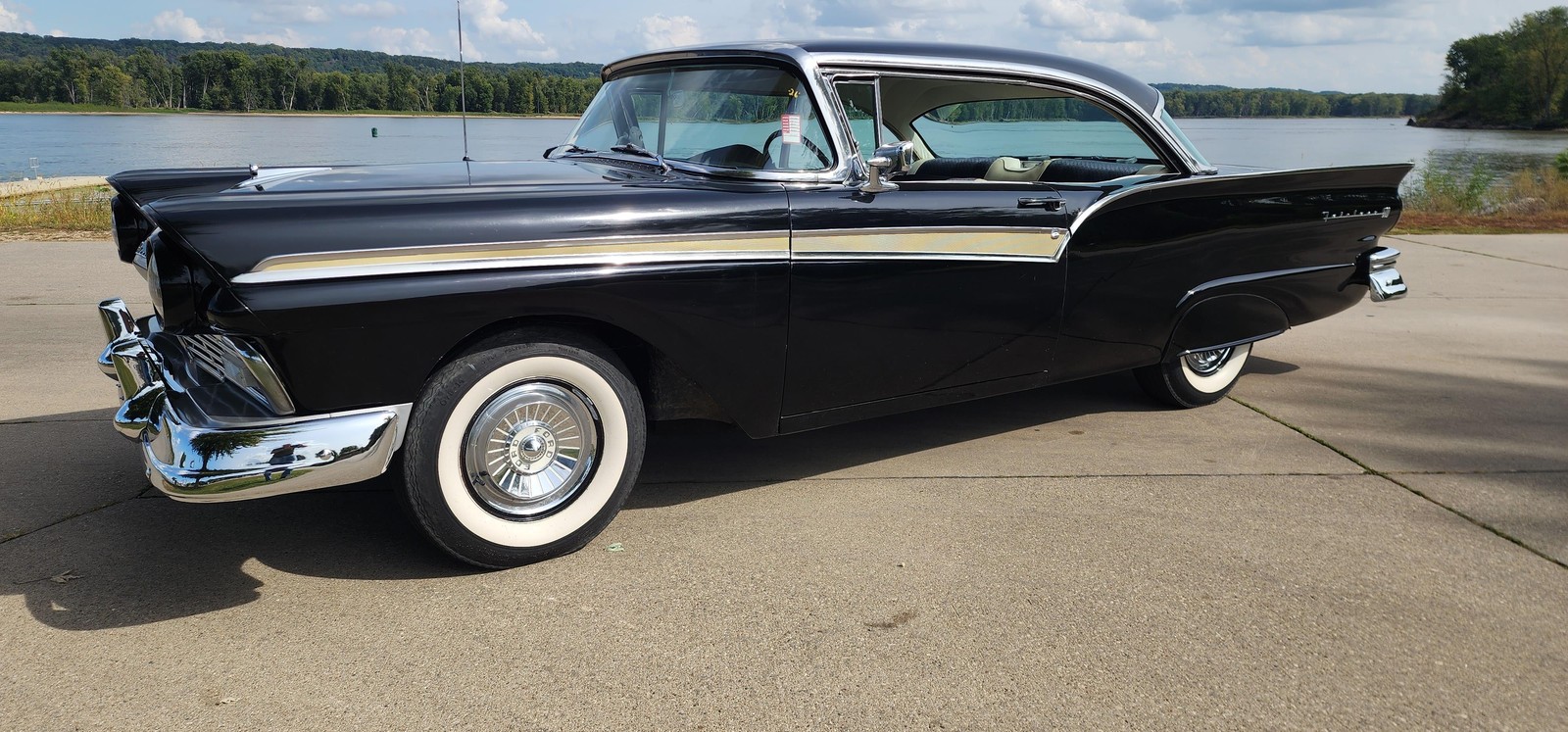 Ford-Fairlane-1957-2