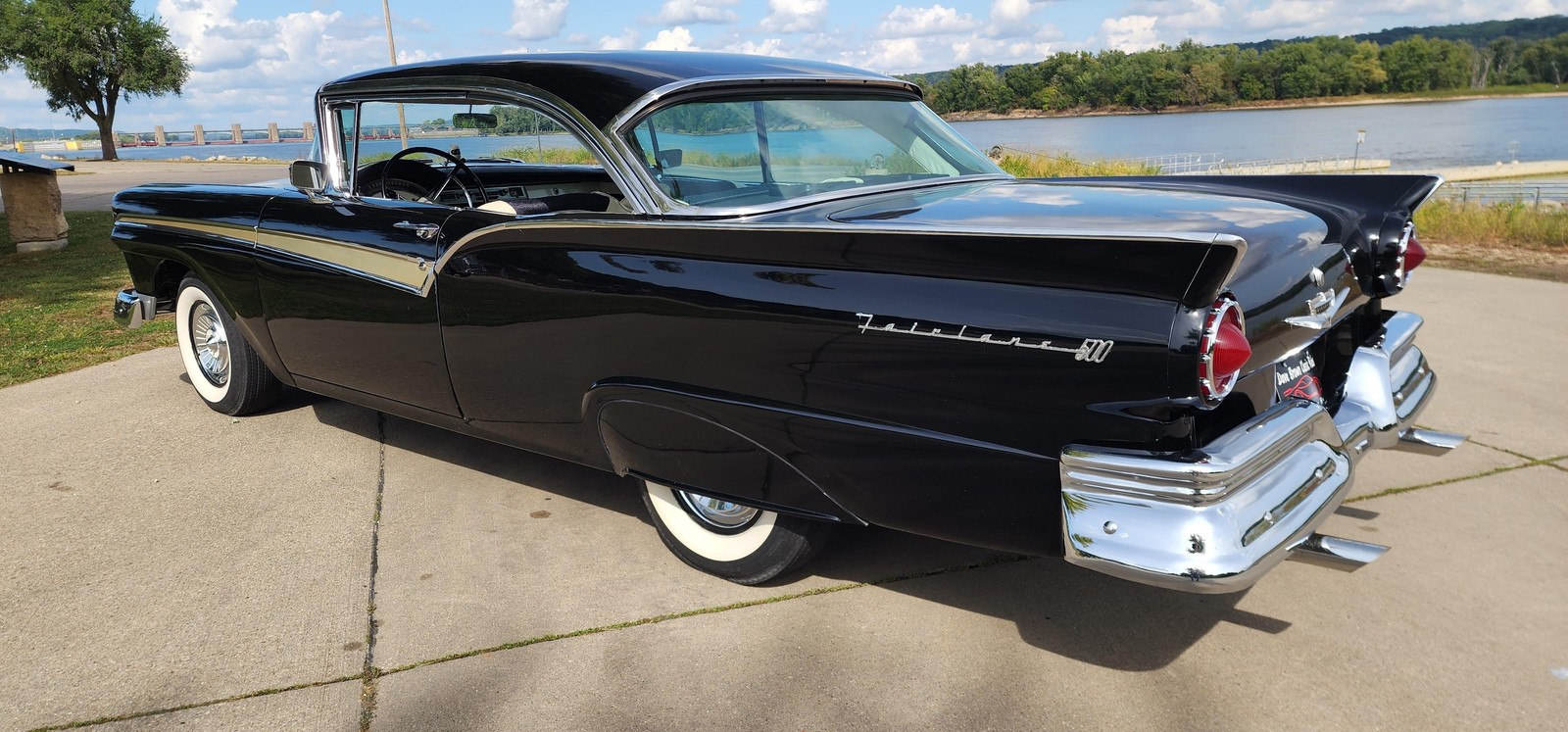 Ford-Fairlane-1957-3