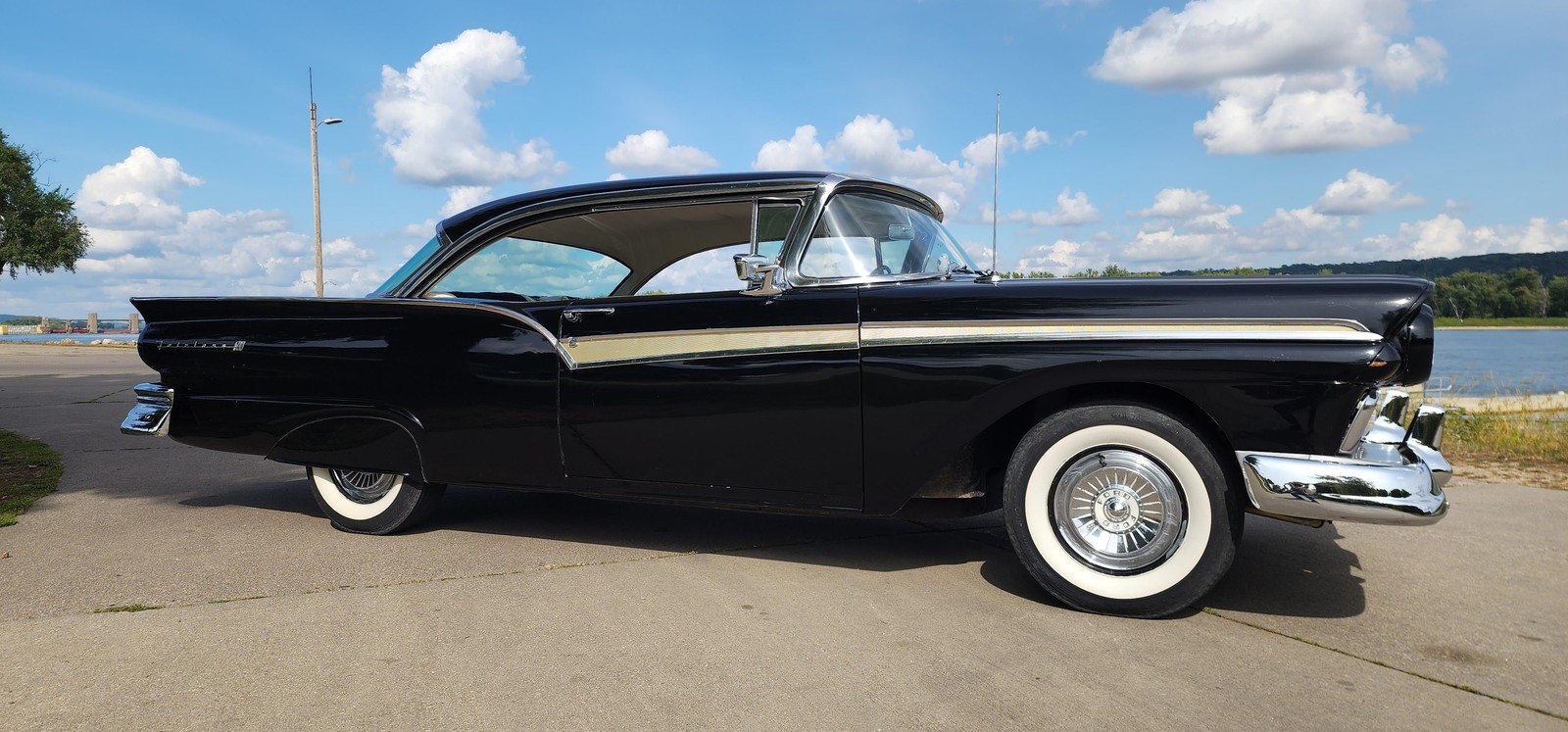 Ford-Fairlane-1957-9